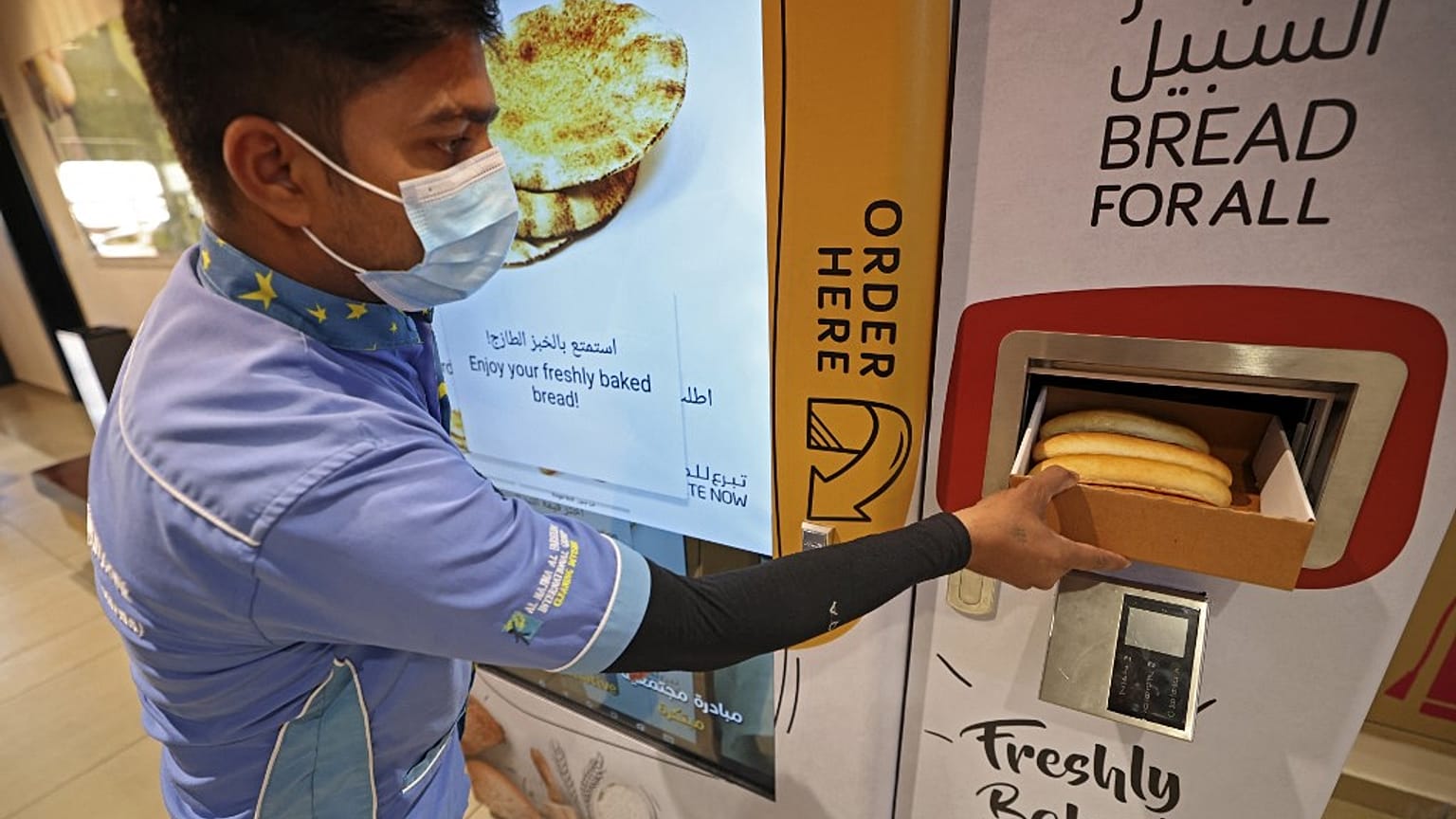 Dubai'de 10 ekmek otomatı bedava ekmek dağıtmaya başladı