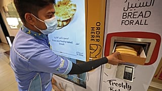 Dubai'de 10 ekmek otomatı bedava ekmek dağıtmaya başladı