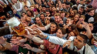 Vollbesetzte Festzelte: Abstand kann hier nicht gehalten werden