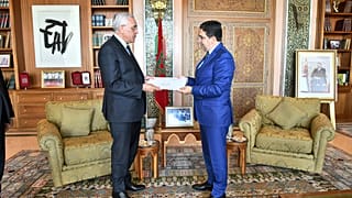 وزير العدل الجزائري يسلم دعوة القمة إلى وزير الخارجية المغربي
