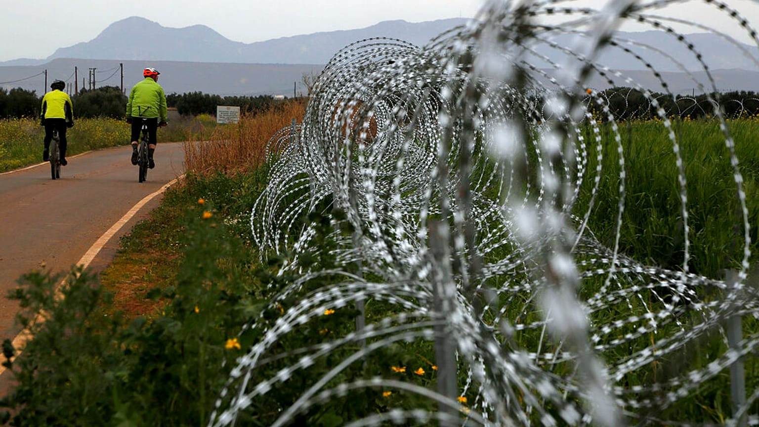 Συρματόπλεγμα στην πράσινη γραμμή στην Κύπρο για την ανάσχεση του μεταναστευτικού κύματος