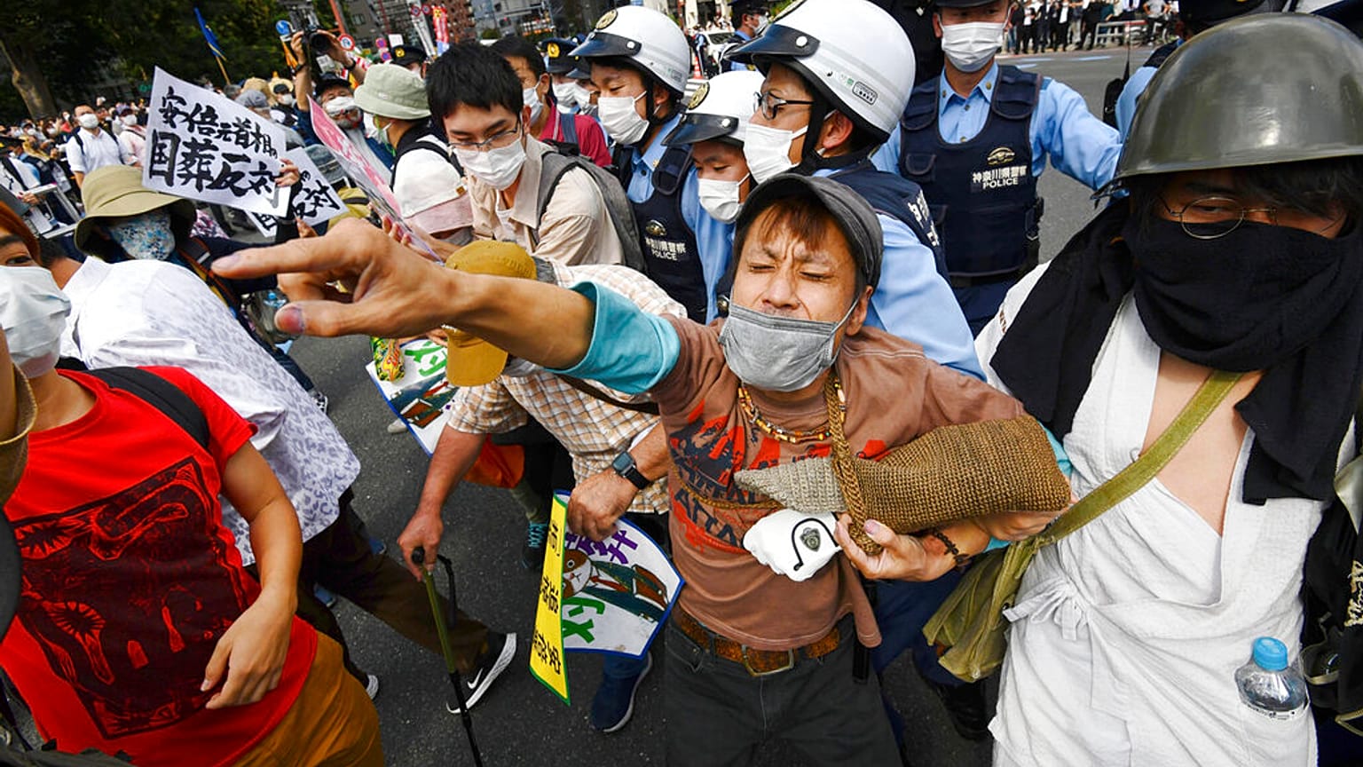 La police encercle des manifestants venus protester contre la tenue de funérailles nationales pour l'ex-premier ministre Shinzo Abe