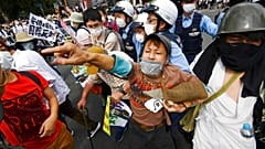 La police encercle des manifestants venus protester contre la tenue de funérailles nationales pour l'ex-premier ministre Shinzo Abe