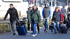 Menschen versuchen, Russland auf dem Fußweg zu verlassen