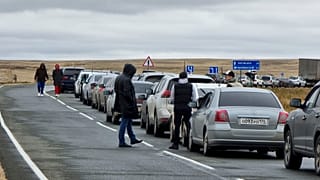 Kilométricas colas para cruzar la frontera a Kazajistán. 