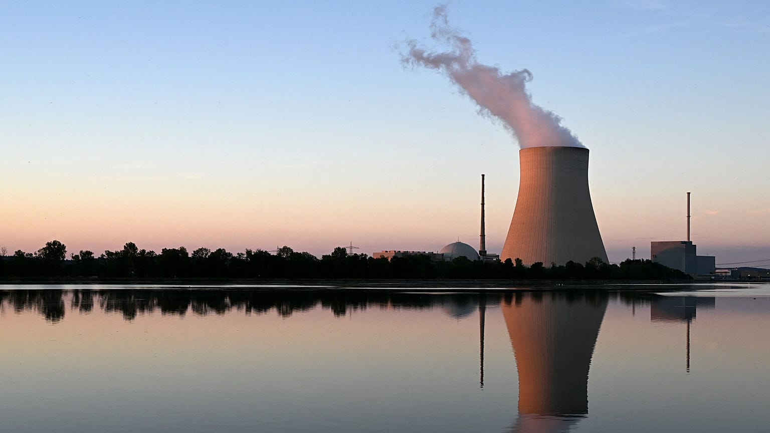 Tour de refroidissement de la centrale nucléaire Isar, non loin de Landshut dans le sud de l'Allemagne, le 3 août 2022