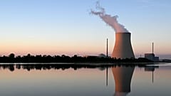 Tour de refroidissement de la centrale nucléaire Isar, non loin de Landshut dans le sud de l'Allemagne, le 3 août 2022