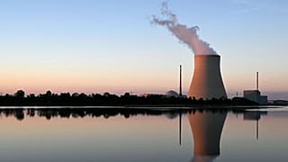 Tour de refroidissement de la centrale nucléaire Isar, non loin de Landshut dans le sud de l'Allemagne, le 3 août 2022