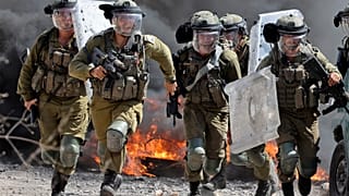 قوات إسرائيلية تندفع باتجاه المتظاهرين الفلسطينيين بعد احتجاج على مصادرة إسرائيل للأراضي الفلسطينية في قرية كفر قدوم. 2022/09/23