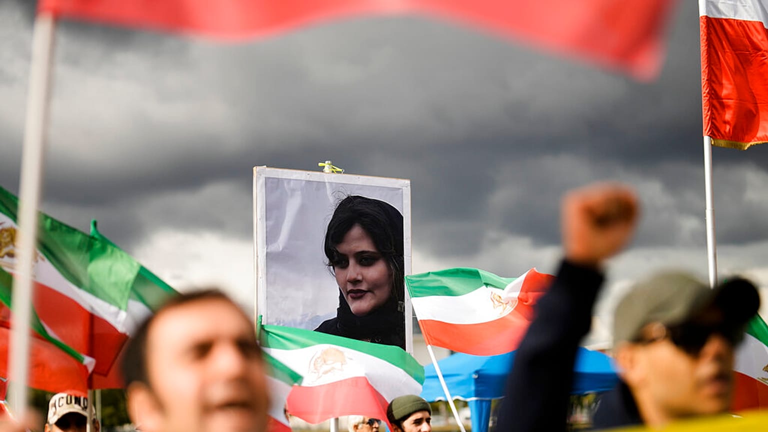 Foto de Mahsa Amini durante um protesto do Conselho Nacional de Resistência do Irão, em Berlim, Alemanha