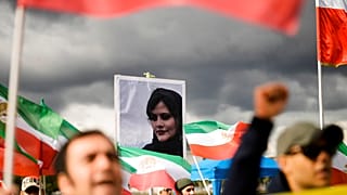 Foto de Mahsa Amini durante um protesto do Conselho Nacional de Resistência do Irão, em Berlim, Alemanha