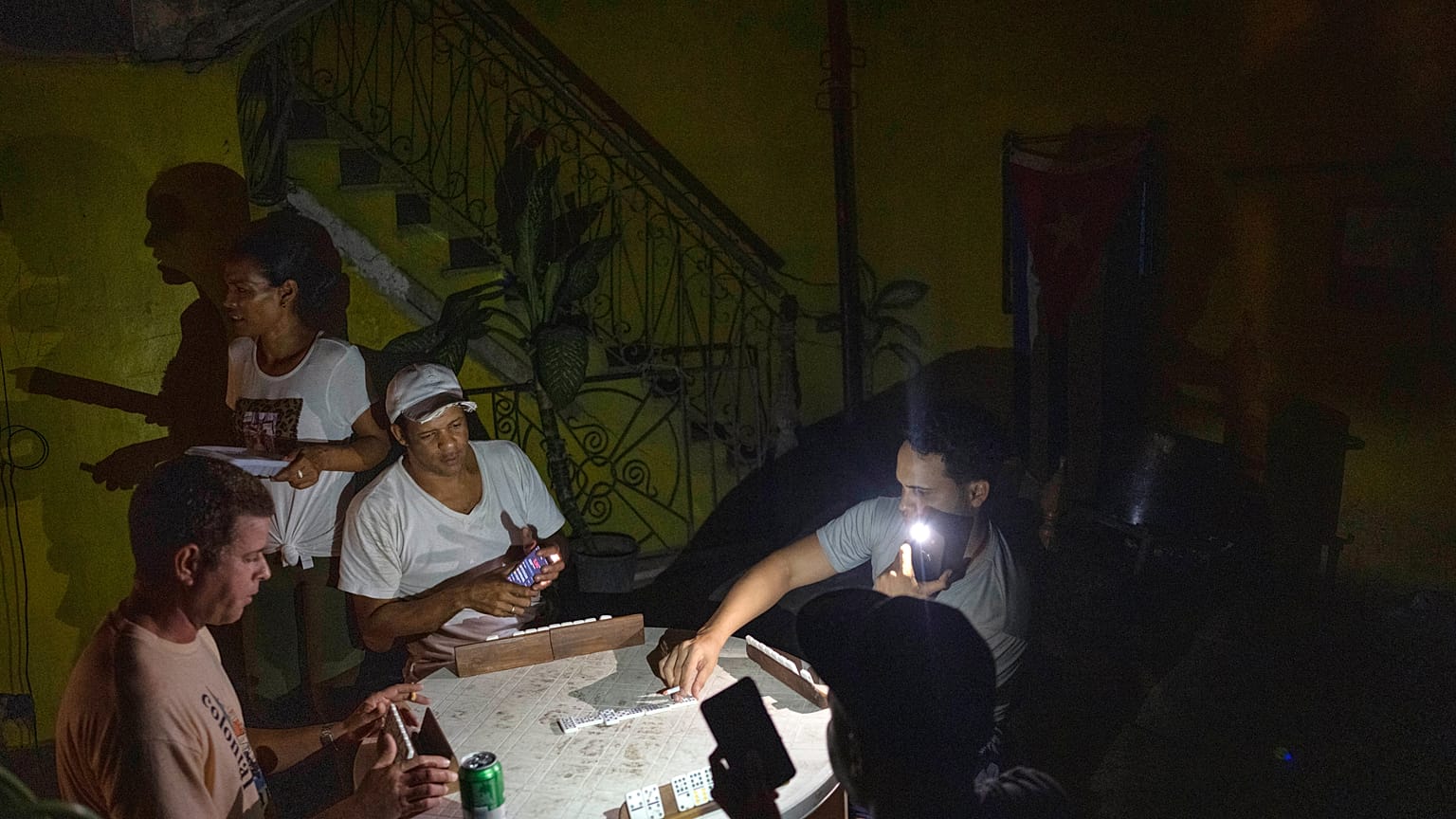 Los poco más de 11 millones de cubanos quedaron sin electricidad desde la madrugada de este miércoles debido al huracán Ian. 