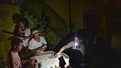 Los poco más de 11 millones de cubanos quedaron sin electricidad desde la madrugada de este miércoles debido al huracán Ian. 