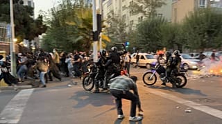 Motoros rendőrök gumibottal egy tüntetésen Teheránban