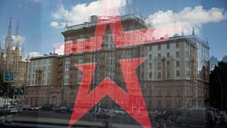 Отражение посольства США в Мокве в витрине магазина на Новинском бульваре