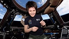 Samantha Cristoforetti en orbite autour de la Terre à bord de la station spatiale internationale.
