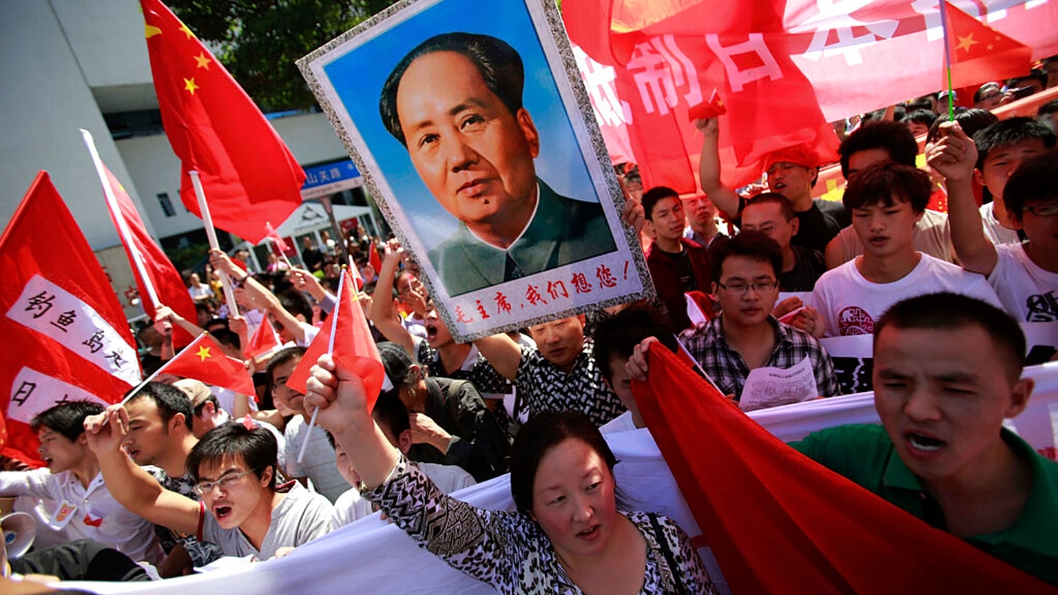 Japonya karşıtı protestocular Çin'in Şanghay kentindeki Japon Başkonsolosluğu yakınlarında 'tartışmalı adalarla' ilgili protesto yürüyüşü yaptı. 2012
