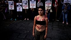 Des femmes manifestent contre la mort de Mahsa Amini, une femme décédée alors qu'elle était en garde à vue en Iran, devant l'ambassade d'Iran à Buenos Aires, en Argentine