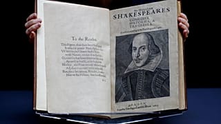  تُعرض الورقة الأولى لكتاب يحتوي على مؤلفات لوليام شكسبير في مزادات كريستيز بلندن، نُشر عام 1623 ويحتوي على 36 مسرحية من مسرحياته-2020