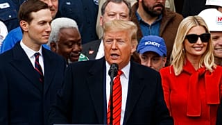 Eski ABDBaşkanı Donald Trump, kızı Ivanka Trump (sağda) ve damadı Jared Kushner (solda) 