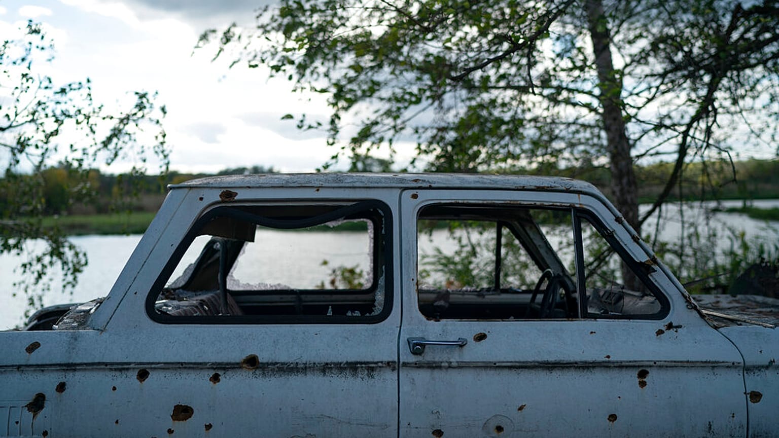 Ein von Granatsplittern beschädigtes Auto in dem zurückeroberten Dorf in der Ostukraine