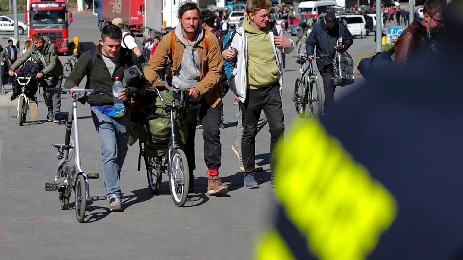 Un grupo de hombres rusos cruza la frontera entre Rusia y Georgia