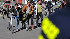 Un grupo de hombres rusos cruza la frontera entre Rusia y Georgia