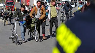 Un grupo de hombres rusos cruza la frontera entre Rusia y Georgia