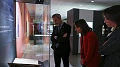 Ο Δήμαρχος Θεσσαλονίκης βλέπει το σπάνιο χειρόγραφο