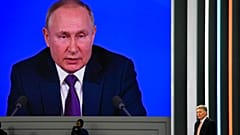 Vlagyimir Putyin és Dmitrij Peszkov az éves sajtóbeszélgetésen 2021 decemberében