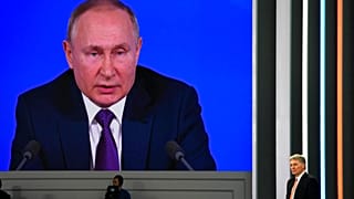 Vlagyimir Putyin és Dmitrij Peszkov az éves sajtóbeszélgetésen 2021 decemberében