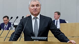 Спикер ГД РФ Вячеслав Володин сообщил, что Госдума изменит график работы, "чтобы принять законодательные изменения, необходимые в связи с прошедшими в Донбассе референдумами"
