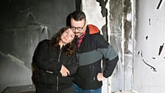 Anastasia y Roman Akulenko en su piso cubierto de ceniza. Irpin, suburbio de Kiev, Ucrania. 27 de septiembre de 2022 
