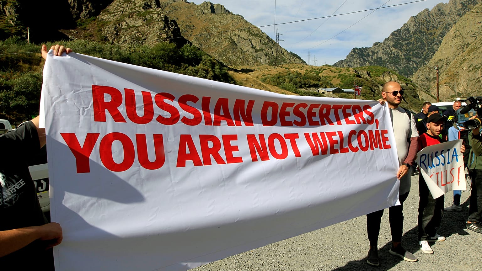 En una pancarta expuesta en el paso fronterizo entre Georgia y Rusia se lee: "Desertores rusos, no son bienvenidos". Foto tomada el 28 de septiembre de 2022. 