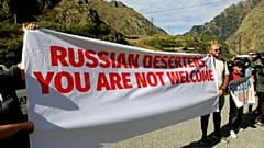 En una pancarta expuesta en el paso fronterizo entre Georgia y Rusia se lee: "Desertores rusos, no son bienvenidos". Foto tomada el 28 de septiembre de 2022. 