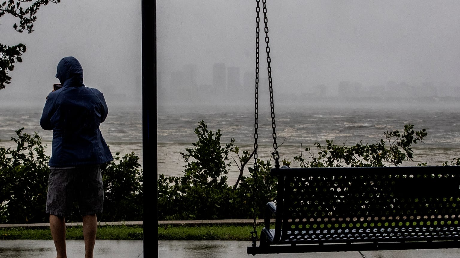 Un hombre observa el retroceso de las aguas a causa de la marea baja y los fuertes vientos del huracán Ian a la distancia en Tampa, Florida, el 28 de septiembre de 2022.