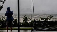 Un hombre observa el retroceso de las aguas a causa de la marea baja y los fuertes vientos del huracán Ian a la distancia en Tampa, Florida, el 28 de septiembre de 2022.