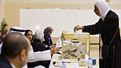 امرأة تدلي بصوتها في الانتخابات البرلمانية الكويتية في مركز اقتراع بمدينة الكويت يوم الخميس