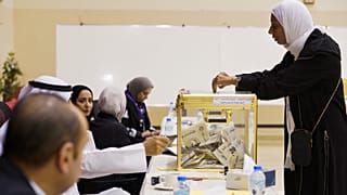 امرأة تدلي بصوتها في الانتخابات البرلمانية الكويتية في مركز اقتراع بمدينة الكويت يوم الخميس