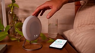 جهاز تتبع النوم (هالو رايز) الذي تبلغ قيمته 139.99 دولار يرصد درجة الحرارة ونسبة الرطوبة والضوء في الغرفة، بالإضافة إلى أنماط التنفس للشخص النائم بالقرب من الجهاز