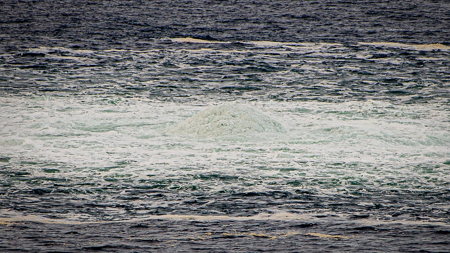 Un bouillonnement en mer Baltique, lieu d'une fuite d'un gazoduc endommagé, le 29 septembre 2022
