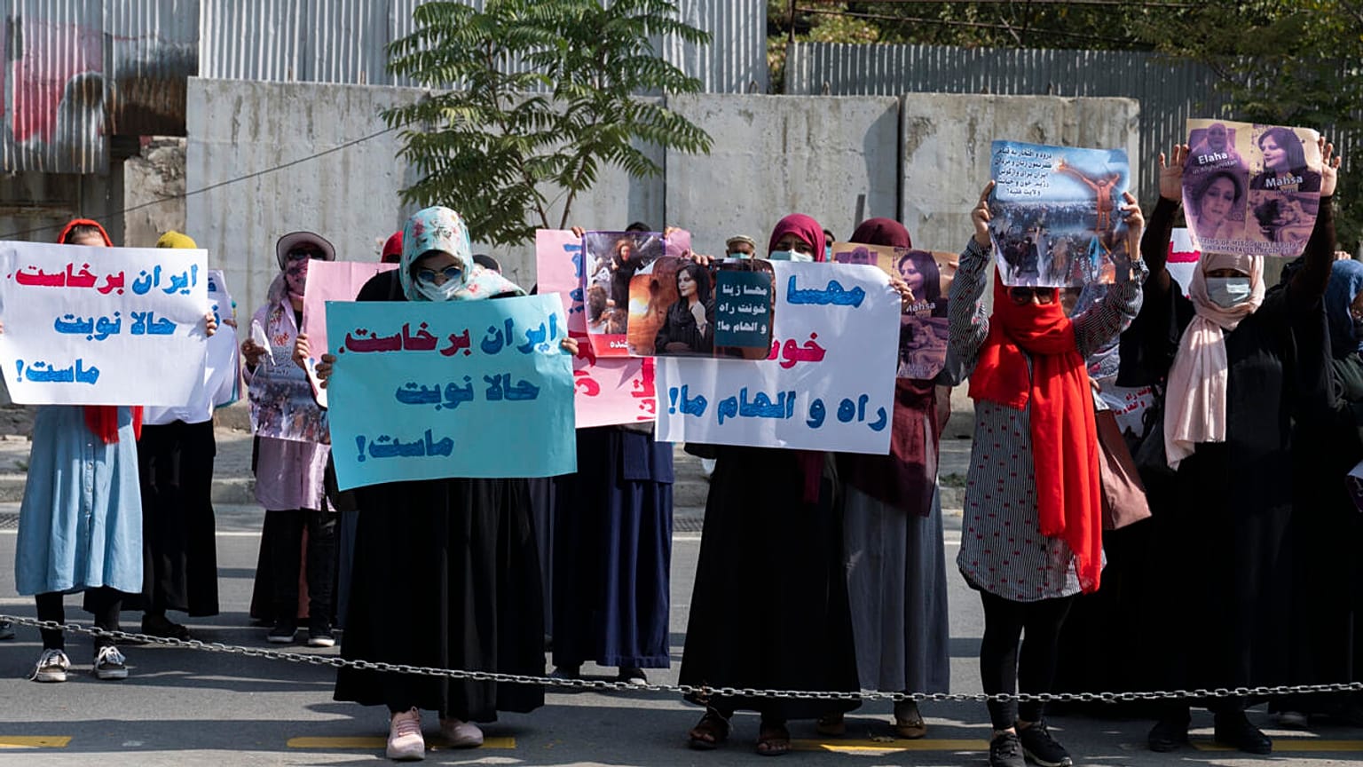 Taliban, İran'daki gösterilere destek vermek isteyen Afgan kadın protestocuları ateş açarak dağıttı
