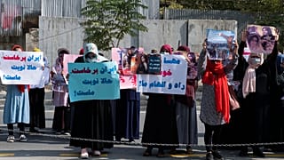 Taliban, İran'daki gösterilere destek vermek isteyen Afgan kadın protestocuları ateş açarak dağıttı