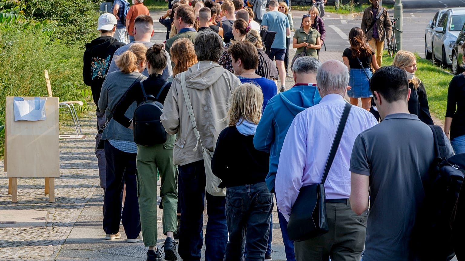 People queued in front of a polling station in the Moabit district of Berlin on the day of the votes.