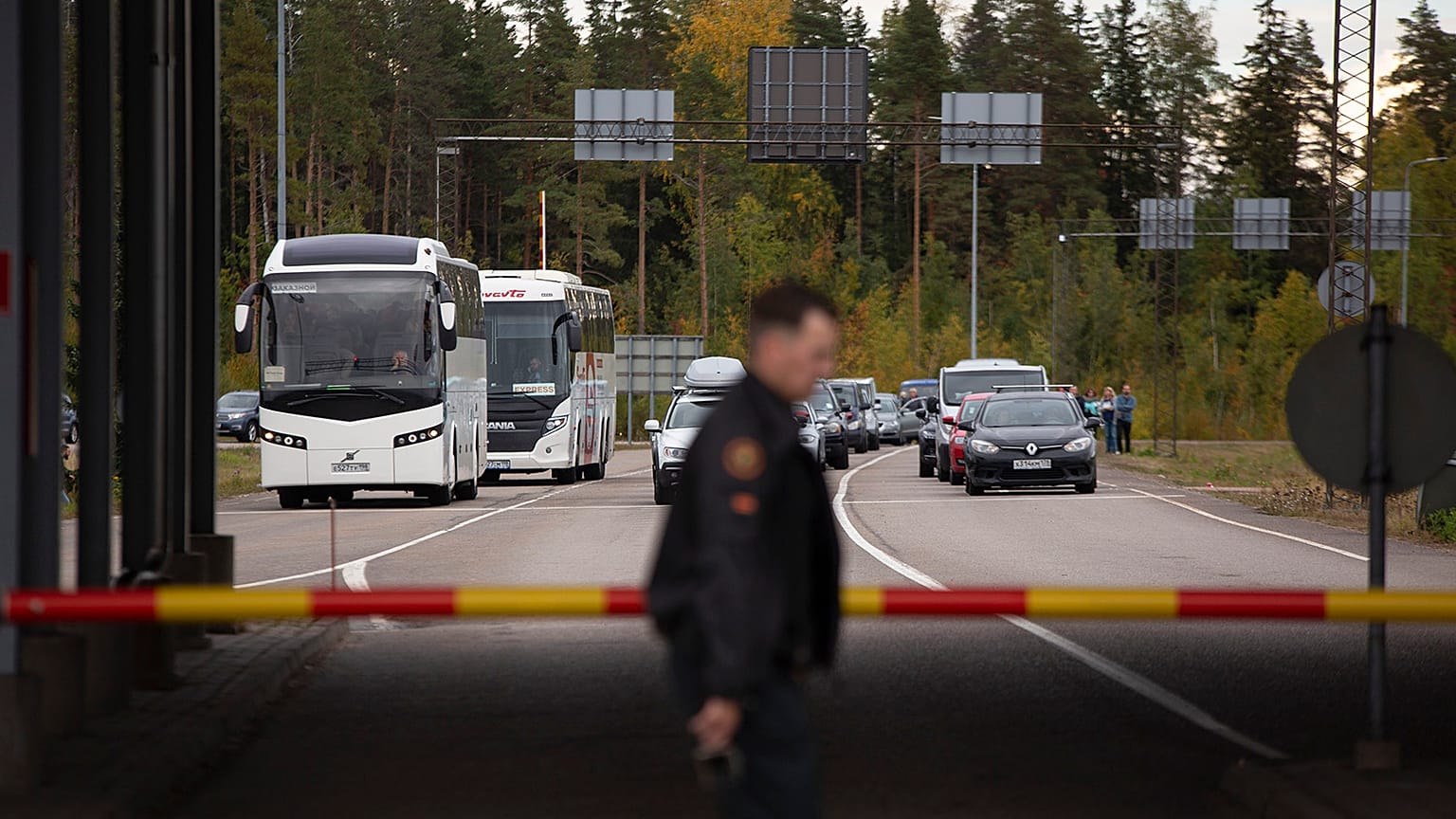 Buses and cars queue to cross the border from Russia to Finland at the Vaalimaa border check point in Virolahti, 23 September 2022