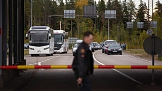Buses and cars queue to cross the border from Russia to Finland at the Vaalimaa border check point in Virolahti, 23 September 2022