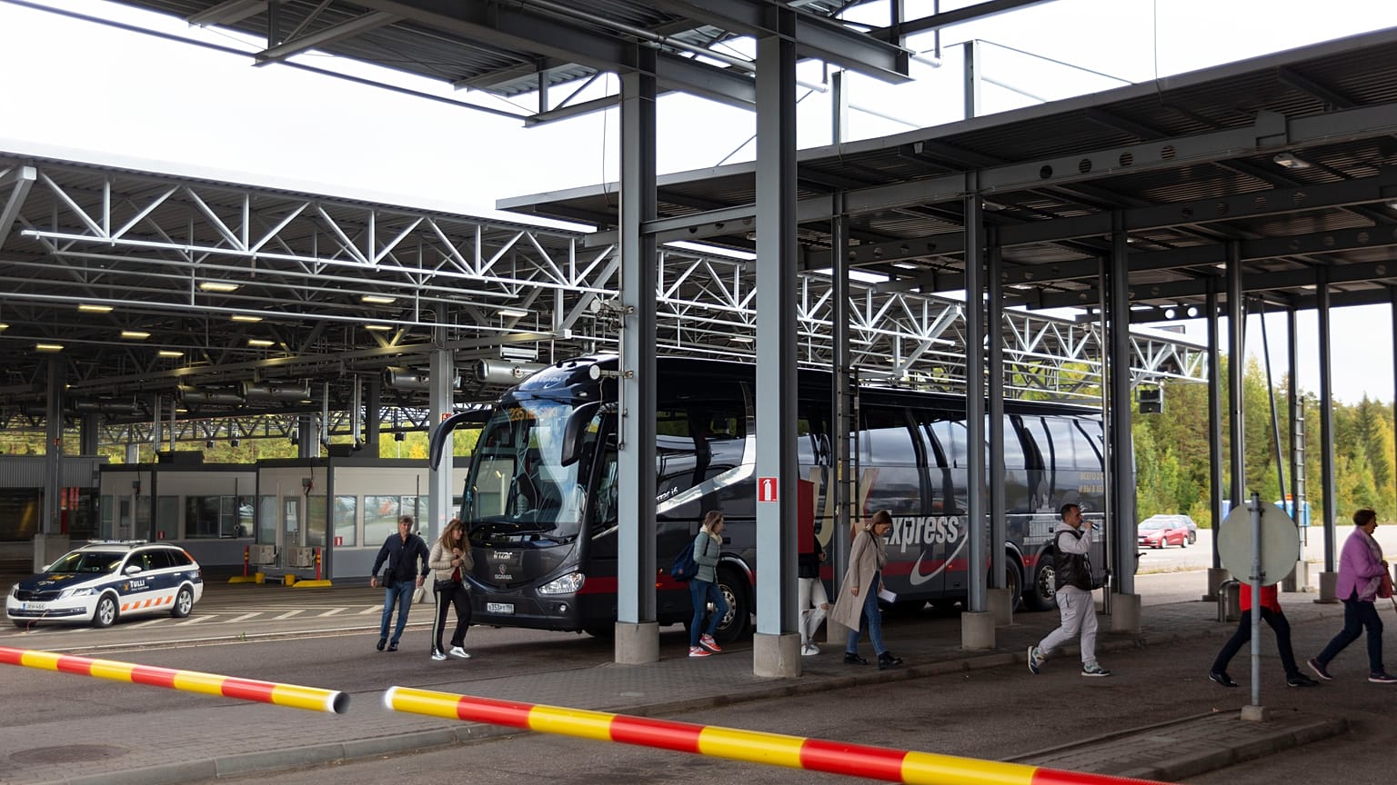 Des passagers russes au point de contrôle frontalier de Vaalimaa entre la Finlande et la Russie à Virolahti, dans l'est de la Finlande, mercredi 28 septembre 2022.