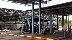 Des passagers russes au point de contrôle frontalier de Vaalimaa entre la Finlande et la Russie à Virolahti, dans l'est de la Finlande, mercredi 28 septembre 2022.