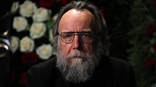 Alekszandr Dugin orosz ideológus Moszkvában, meggyilkolt lánya ravatalán
