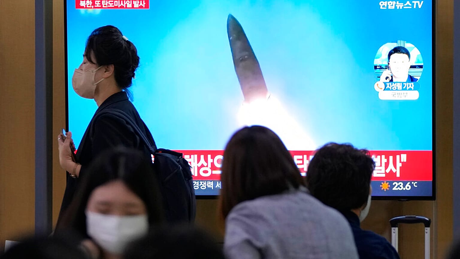 Ecran de télé à Séoul (Corée du Sud) montrant un tir de missile nord-coréen, le 28/09/2022